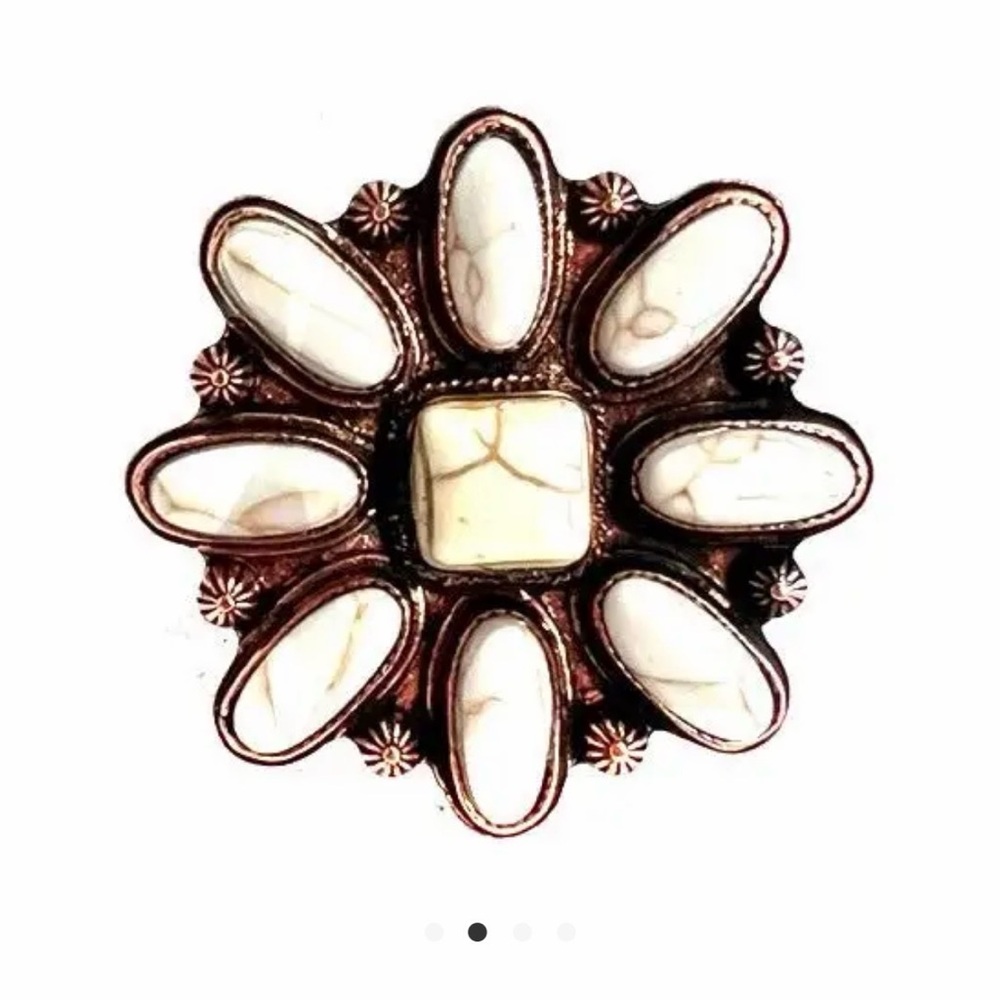 Elegant White and Gold Floral Ring